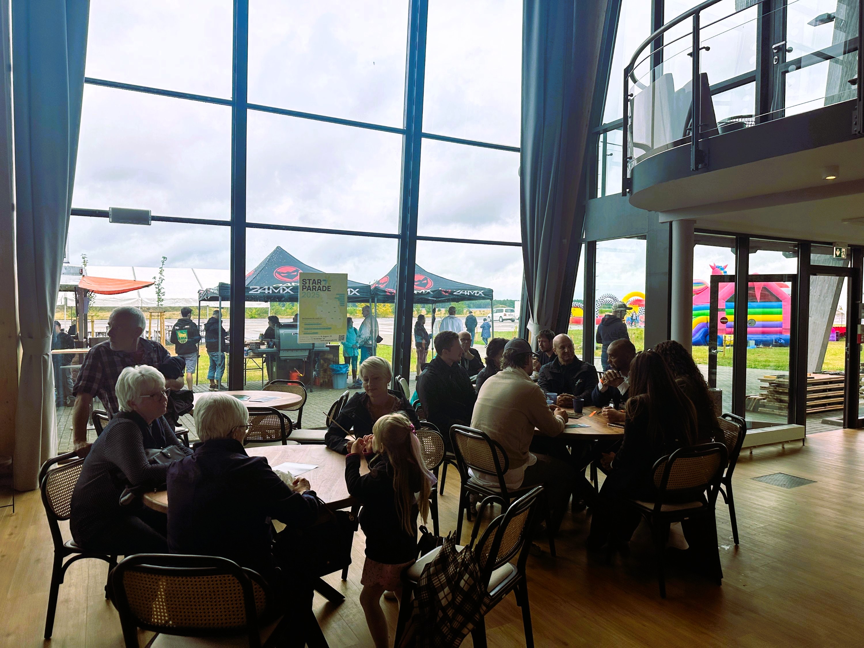 Im neu sanierten Terminalgebäude kamen Bürgerinnen und Bürger bei Kaffee und Bratwurst zusammen und nutzten die Gelegenheit für direkte Informationsgespräche mit den Projekt-Verantwortlichen | BERLINboxx